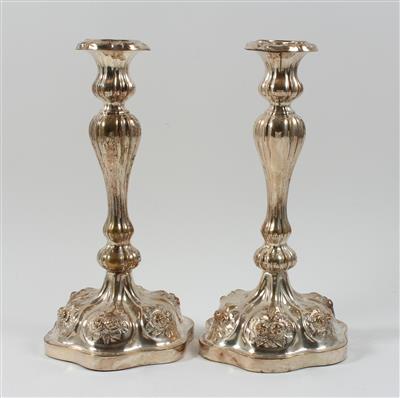 Paar versilberte Metall Kerzenleuchter mit Widmung Synagoge Lemberg 1907, - Sommerauktion - Antiquitäten