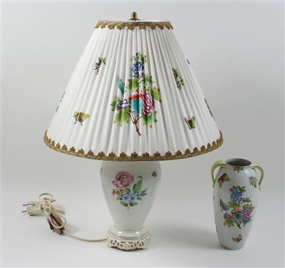 Tischlampe mit originalem Lampenschirm sowie Vase mit 2 Henkeln, - Sommerauktion - Antiquitäten