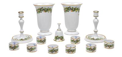 Weihnachtsdekorationen, Paar Vasen, Paar Kerzenhalter 1 Tischglocke und 8 Serviettenringe, - Letní aukce