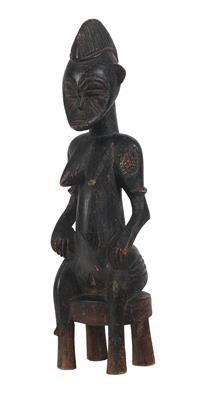 Senufo, Elfenbeinküste, Mali, Burkina Faso: Eine sitzende Frauen-Figur, 'Tugubele' genannt. - Sommerauktion - Antiquitäten