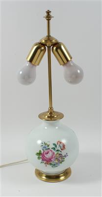 Tischlampe mit Metallmontierung für 2 Glühbirnen und originalem Lampenschirm, - Sommerauktion - Antiquitäten