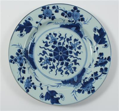 Blau-weißer Teller, - Sommerauktion - Antiquitäten