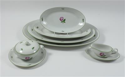 4 ovale Platten, 1 Saucengießer mit Untersatz, 1 Sauciere mit Deckel und Untersatz, - Antiquitäten