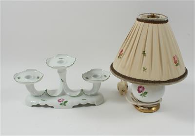Dreiarmiger Kerzenleuchter, 1 kleine Tischlampe, - Antiques