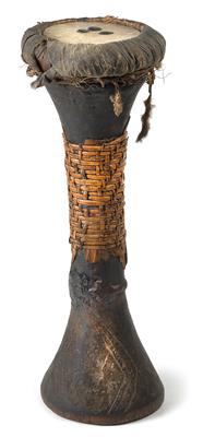 Neuguinea, Oberer Sepik: Eine alte Hand-Trommel 'Kundu'. - Antiquitäten