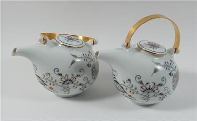 Paar Teekannen mit Deckel und vergoldeten Henkeln, - Antiques