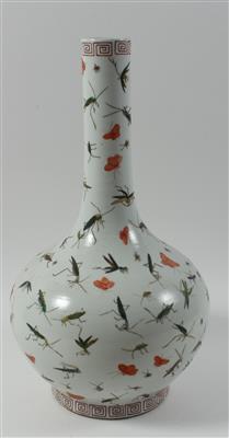 Vase mit Insekten und Schmetterlingen, - Antiquitäten