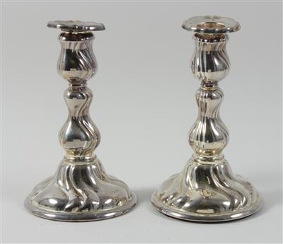 2 deutsche Silber Kerzenleuchter, - Ausgewählte Silberobjekte