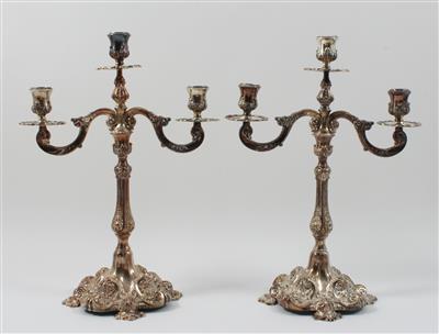 Paar dreiflammiger versilberte Kerzenleuchter, - Ausgewählte Silberobjekte