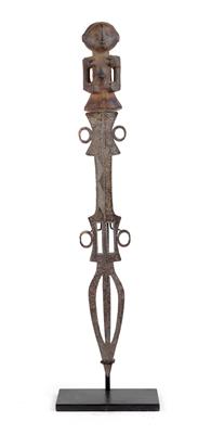 Mongo, Konda u. a., DR Kongo: Ein Prunk- und Prestige-Schwert, mit einer weiblichen Halbfigur als Griff. - Antiques