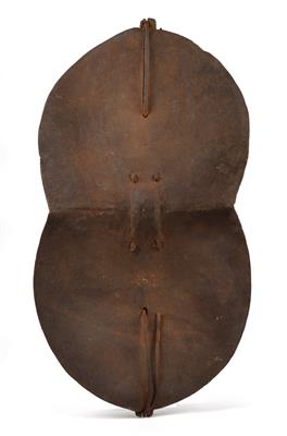 Sukuma, Tansania: Ein alter Leder-Schild in typischer Form. - Antiques
