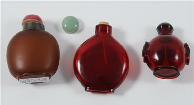 3 Glas Snuffbottles, - Asiatika und islamische Kunst