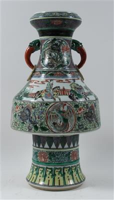 Famille verte Vase, China, unterglasurblaue Sechszeichen Marke Xuande, 19./20. Jh., - Antiquariato