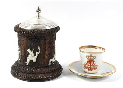 Deckeltopf mit ergänztem Silberdeckel und Tasse mit Untertasse aus einem Service der Erzherzogin Maria Theresia, - Skulpturen, Volkskunst, Fayencen, Bronzen