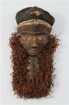 Pende, DR Kongo: Eine typische Maske der West-Pende, die einen alten, weisen Mann mit Bart darstellt. - Tribal Art