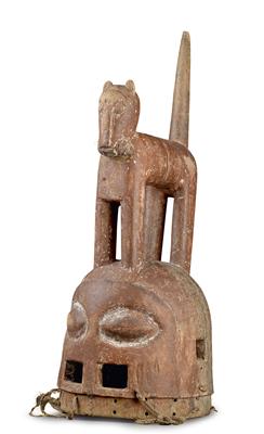 Yoruba, Nigeria: Epa-Helm-Maske mit einem Tier als Aufsatz (Leopard). - Tribal Art
