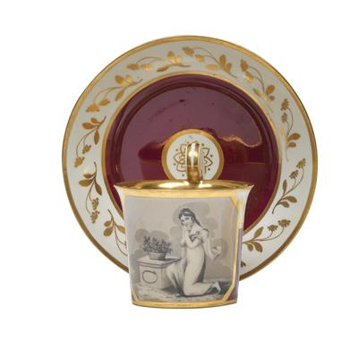 Tasse mit kniendem Mädchen vor Blumenaltar mit Ewigkeitsschlange und Untertasse, - Weißes Gold – Erlesenes aus Porzellan