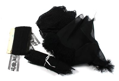 Konvolut schwarzer Spitzen und Teile von Kleidungsstücken, - Mit Schirm, Charme und Melone – Vintage