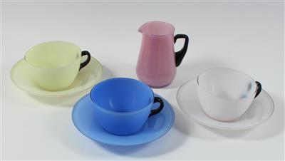 Drei Tassen mit Untertassen und Milchkännchen, - Antiquitäten