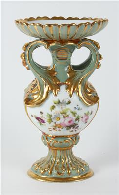 Vase mit Deckel in Form eines Schälchens, - Antiquitäten
