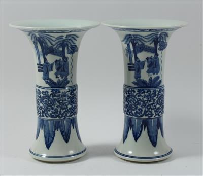 1 Paar blau-weiße Vasen, - Umění a starožitnosti