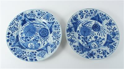 2 blau-weiße Teller, China, Kangxi Periode, unterglasurblaue Marke Weihrauchbrenner im Doppelkreis, - Umění a starožitnosti
