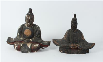 Zwei sitzende Holzfiguren, - Antiquitäten