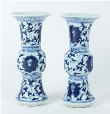 1 Paar blau-weiße Vasen, - Antiques