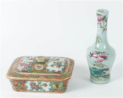 1 kleine Famille rose Vase mit Pfirsichen und Kranichen, Famille rose Seifenschale mit Tropftasse und Deckel, - Antiquitäten