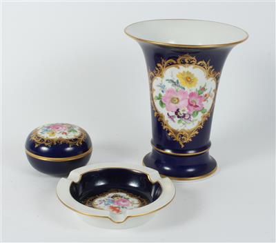 Vase, Deckeldose und Ascher, - Antiques