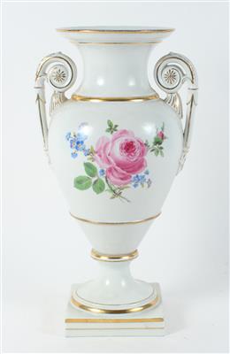 Vase mit Rosen und Vergißmeinnicht-Zweigen, - Tafelkultur