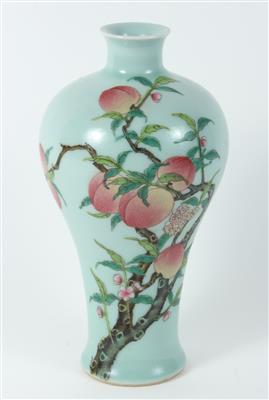 Famille rose "Nine Peaches" Vase mit seladonfarbenem Grund, China, unterglasurblaue Qianlong Marke, 20. Jh., - Starožitnosti