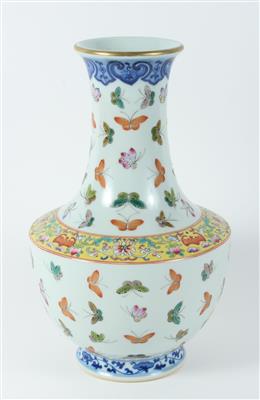 Famille rose Vase mit Schmetterlingsdekor, China, Sechszeichen Marke Qianlong im Doppelring, 20. Jh., - Antiquariato