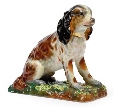 Sitzender Hund auf Wiesensockel, - Antiques