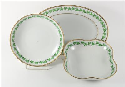 1 ovale Platte, 1 runde, 1 eckige Schüssel, - Antiques