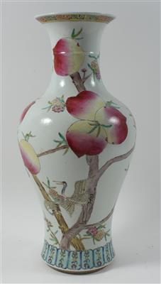 Famille rose "Nine Peaches" Vase, China, 20. Jh., - Asiatica a umění islámský