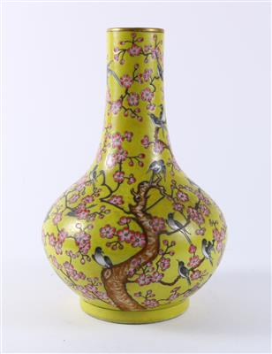Famille rose Vase, China, unterglasurblaue Sechszeichen Marke Guangxu, 20. Jh., - Antiques