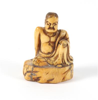 Figur eines sitzenden Luohan, - Antiques