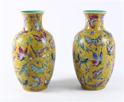 1 Paar Famille rose Vasen, China, unterglasurblaue Sechszeichen Marke Guangxu, 20. Jh., - Antiques