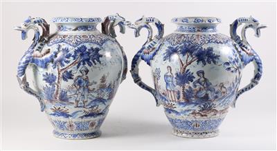1 Paar Vasen mit Drachenhenkeln, - Antiquariato