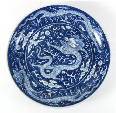 Blau-weißer Teller mit Drachendekor, - Antiques