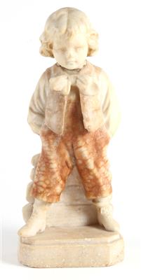 Skulptur eines Knaben mit Händen in den Hosentaschen, - Antiquitäten