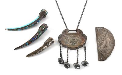 Konvolut asiatischer Silbergegenstände: 1 Glücksamulett, 1 Kamm, 3 Fingernagelschoner, - Antiquitäten