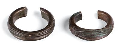 Konvolut (2 Stücke), Afrika, Ghana, Stamm: Aschanti: 2 Armreifen mit 'Chamäleon-Augen'. - Antiquitäten