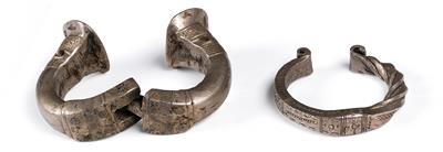 Konvolut (2 Stücke), Afrika, Nord-Nigeria, Mali, Stamm: Haussa: 2 Armreifen. - Antiques