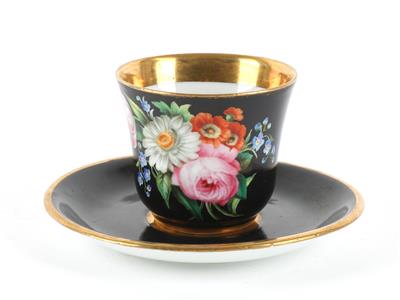 Tasse mit Blumenbukett und Untertasse mit schwarzem Fond, - Starožitnosti