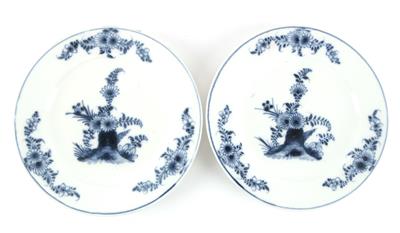Paar Teller mit unterglasurblauer indianischer Malerei, - Antiques