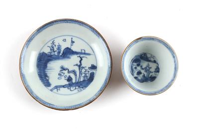 Blau-weißes Schälchen mit Untertasse mit café au lait Wandung vom Ca Mau Binh Thuan Schiffswrack, China um 1725 - Asiatika