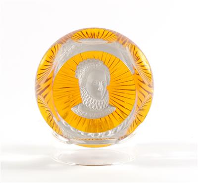 "Queen Elisabeth" Baccarat- Briefbeschwerer und Schrägsockel, - Antiquitäten