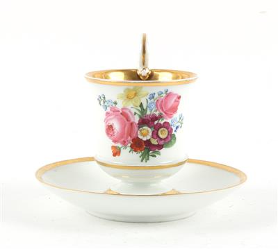 Tasse mit Blumenbukett und Untertasse, - Antiquitäten